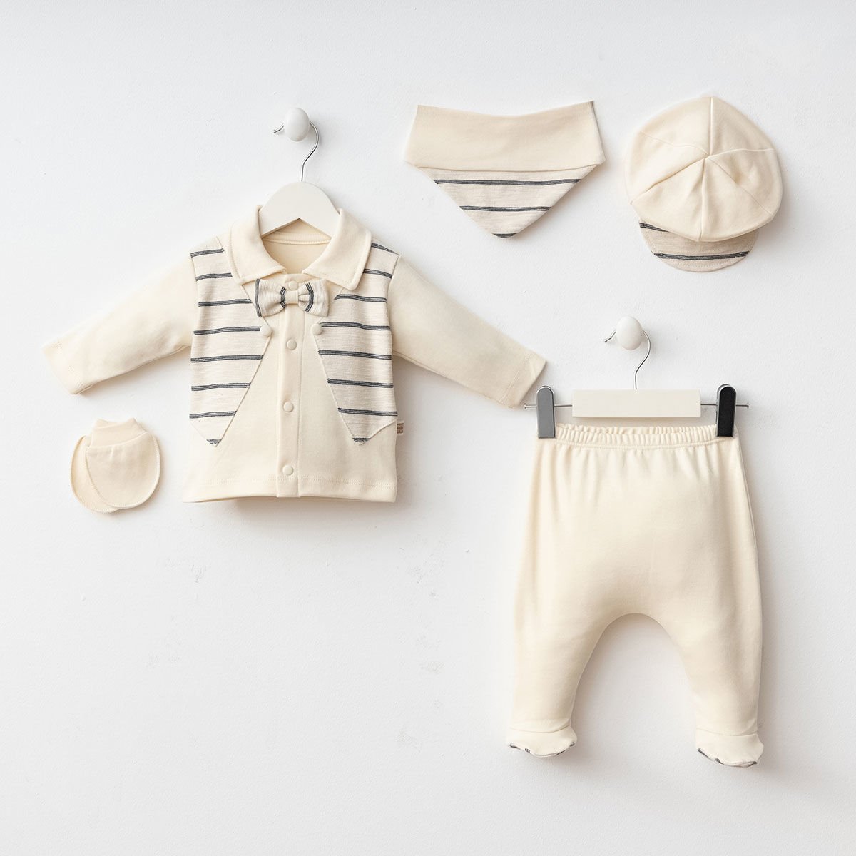 Çizgili Krem Rengi Papyonlu Zıbın Seti- 5 Parça